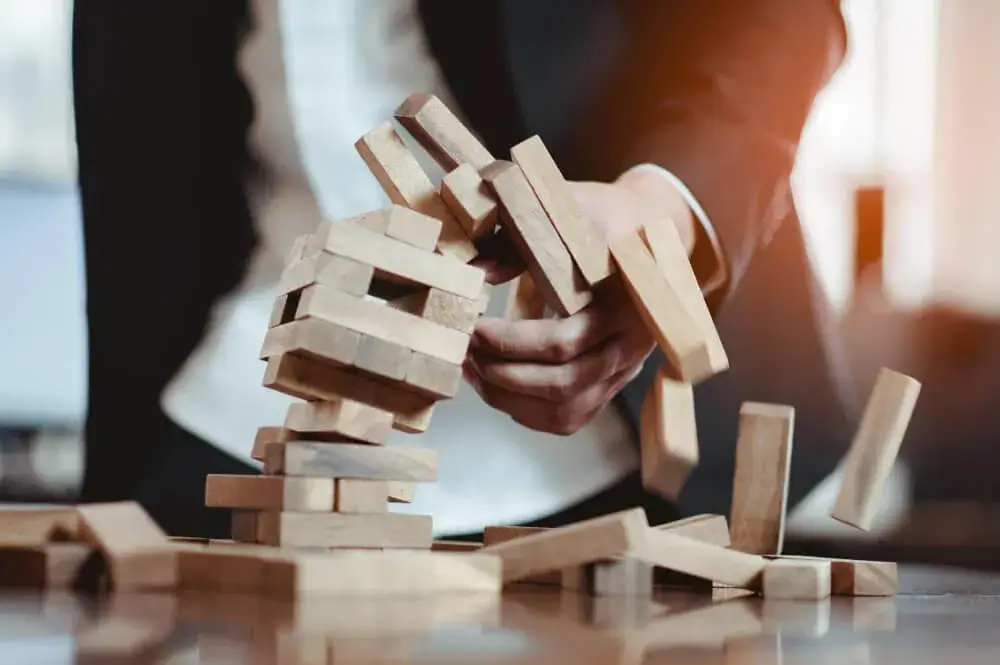 בניין מחלקי עץ מתמוטט