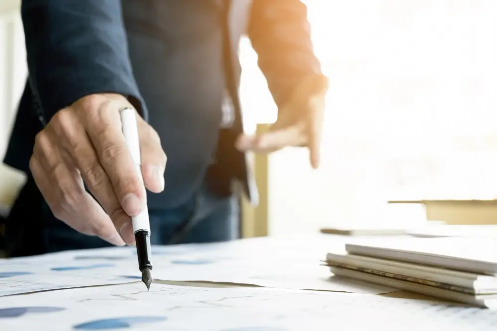 אדם חותם על נייר